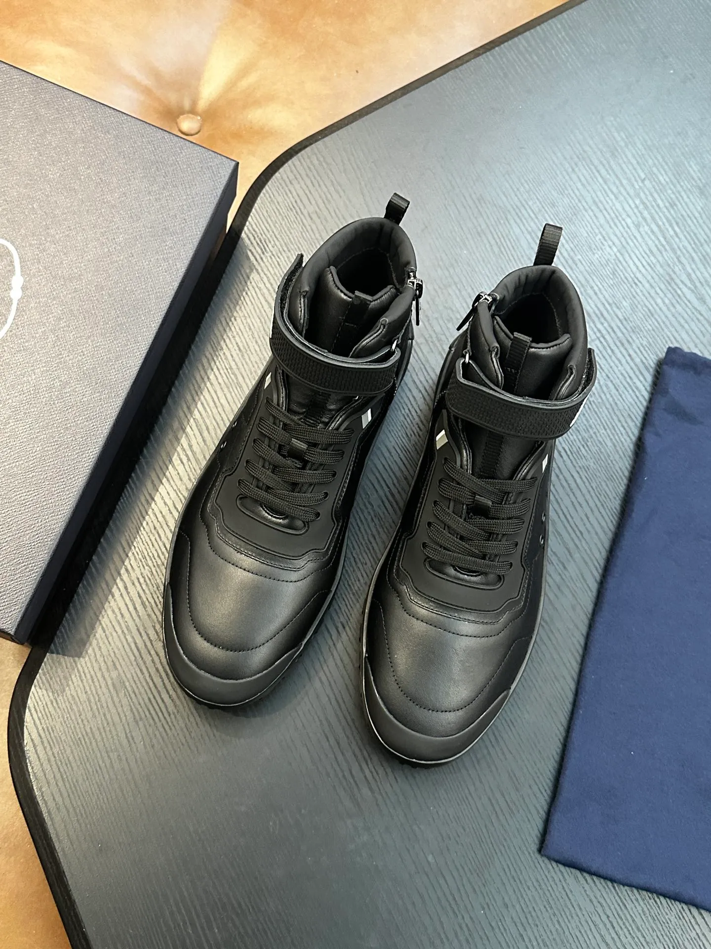 [ PRADA ] Top P: 880💰 ▪️Size: 39-44 (customized at 38.45) Prad*Prada (Mauri order can be made) new men's nylon fabric sneakers This casual sneaker combines elegant and innovative design. It is made of nylon stretch fabric and has a slip-on design. The upper strap is equipped with an adjustable metal buckle, and the letters "PRADA" are eye-catching on the side of the shoe. Comes with full original packaging!